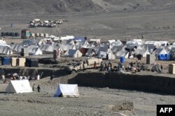 Afganët e kthyer nga Pakistani në vendlindje, duke jetuar në tenda të improvizuara.