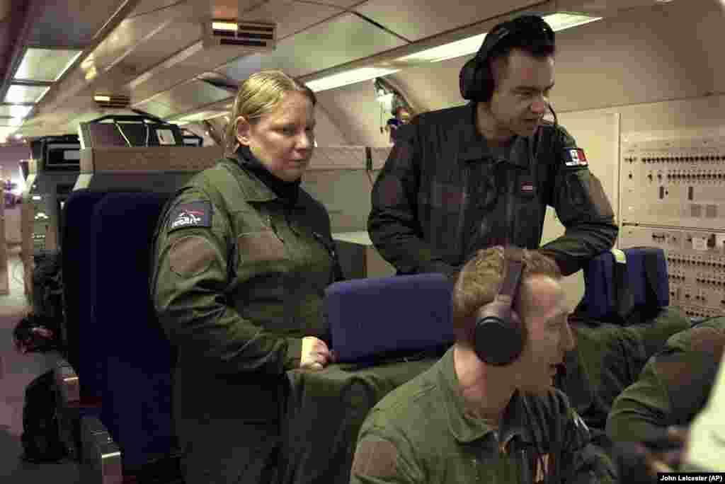 În timp ce avionul survola monitorizând zona, echipajul a detectat un AWACS rusesc departe, deasupra Mării Azov, la multe sute de kilometri distanță, în partea de est a Peninsulei Crimeea. (foto AP/John Leicester)