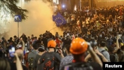 Багатотисячні протести проти законопроєкту, розгляд якого ініціювала «Грузинська мрія», тривають уже кілька тижнів. Кілька разів правоохоронці розганяли учасників акції