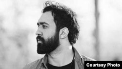 Mehdi Jarrahi neve azután vált ismertté, hogy 2023 augusztusában kiadott egy dalt, amely kritizálta Irán nőkre kényszerített, szigorú öltözködési kódexét