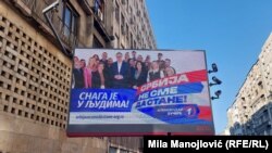 Izborna kampanja Srpske napredne stranke uz standardno oglašavanje odlučila se i za kampanju "od vrata do vrata", uz poklone.
