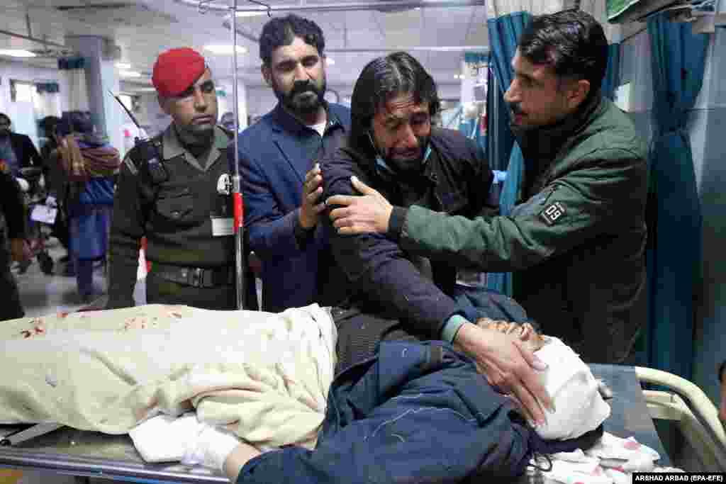 O rudă deplânge victima unei explozii care a vizat un vehicul de poliție în apropiere de granița cu Afganistan în Bajaur, Pakistan. Cel puțin șapte ofițeri de poliție au fost uciși și alți aproape douăzeci au fost răniți într-un atac cu exploziv care a vizat vehiculul lor în timpul unei campanii de vaccinare împotriva poliomielitei în nord-vestul Pakistanului, a declarat poliția.