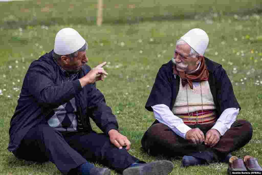 Dy burra të moshuar shihen të relaksuar duke biseduar me njëri-tjetrin pasi kanë parë garën me kuaj në fshatin Mejdan të Rajonit të Opojës në Dragash. 