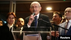 Kreu i opozitës turke, Kemal Kilicdaroglu, i shoqëruar nga liderët e partive tjera opozitare, gjatë një konderencë për media në Ankara. 6 mars. 2023. 