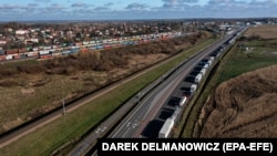 За даними ДПСУ, у черзі на виїзд з України очікують 55 вантажівок, на вʼїзд – 50, автобусів немає. Фото ілюстративне 