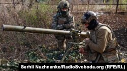 Авдеевка үчүн кармашып жаткан украин жоокерлери.