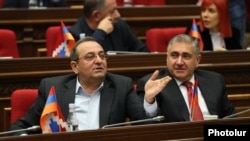 Ընդդիմադիր «Հայաստան» խմբակցության դաշնակցական պատգամավորները ԱԺ նիստի ժամանակ, արխիվ
