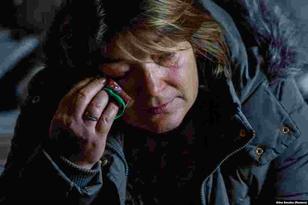 Skacikova plânge când vorbește despre mama ei de 69 de ani, care a rămas în urmă, acasă. „Mama mea nu a vrut să plece”, a spus ea, amintindu-și că mama ei i-a spus că nu vrea să fie o povară pentru nimeni.