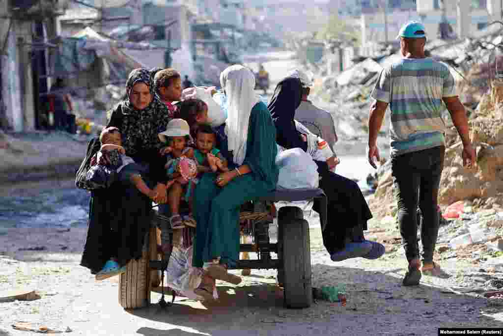 Gra e fëmijë palestinezë të ngarkuar në një qerre duke shkuar drejt Han Junisit. 