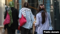 Gjithnjë e më shumë gra në Iran refuzojnë ta mbajnë shaminë e detyrueshme të kokës që nga protestat e vitit 2022.