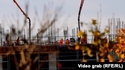 Vesel Zhinopotoku, nga Inspektorati i Punës, thotë për Radion Evropa e Lirë se numri më i madh i aksidenteve dhe vdekjeve në vendet e punës, regjistrohet në sektorin e ndërtimtarisë.