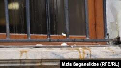 პარლამენტის შენობას აქციის მონაწილეებმა კვერცხები დაუშინეს