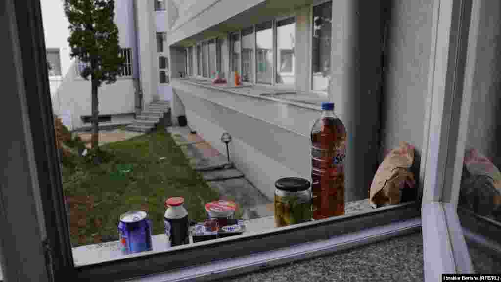 Gjëra ushqimore e pije janë të vendosura jashtë dritareve të dhomave të pacientëve. 