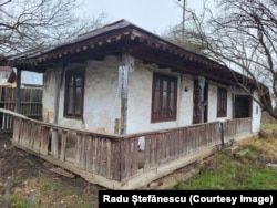 Casa Frusina fotografuar para restaurimit të saj.