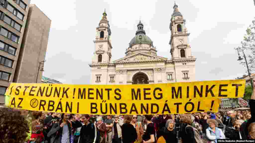 A tiltakozók a Szent István-bazilikánál gyülekeztek, majd a Belügyminisztériumhoz vonultak