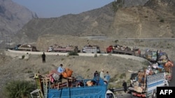 Kamionë me refugjatë afganë dhe gjësendet tyre duke marrë rrugë prej Pakistanit për në Afganistan, pas një vendimi të Qeverisë pakistaneze për t’i dëbuar të gjithë afganët që s'kanë dokumente.