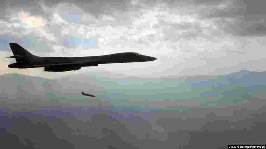Egy JASSM indítása az amerikai légierő Lancer nehézbombázójából egy kiképzési gyakorlat során. Justin Bronk, a Royal United Services Institute vezető kutatója az Szabad Európának elmondta, hogy ha a levegőből indítható rakétákat Washington kiadná, akkor azok „valószínűleg kibővítenék Ukrajna jelenlegi képességeit, hogy olyan rögzített célpontokat támadhasson, mint légibázisok, parancsnoki központok és logisztikai csomópontok a Krímben és a többi megszállt területen”