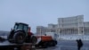 În Piața Constituției, locul de desfășurare al mitingului organizat pentru transportatori și fermieri, a ajuns un singur tractor, pe o platformă.