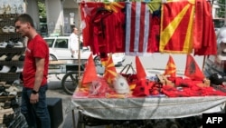 Flamuj, shqiptarë dhe maqedonas. Fotografi ilustruese nga arkivi.