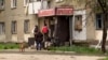 Sfidând proiectilele, ucrainenii construiesc aparența unei vieți obișnuite
