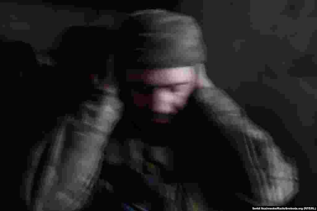 Un soldat ucrainean, fotografiat în timp ce poziția sa era bombardată, în mai 2023.