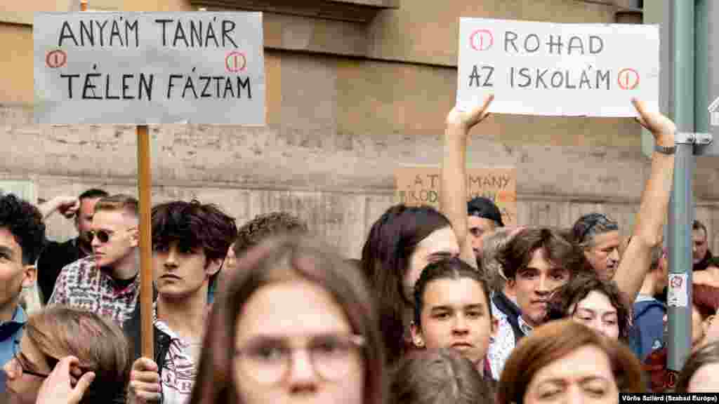 Mint korábban megírtuk, a kormány jelentős visszalépéseket tett a pedagógusokra vonatkozó új jogállási törvénytervezet lényeges elemeiben, de a szakszervezetek szerint még ez sem elég ahhoz, hogy elfogadható legyen a státusztörvény. A tervezet még így is szembemegy a kormány unió felé tett vállalásaival és a pedagógusok érdekeivel – mondta a PDSZ ügyvivője