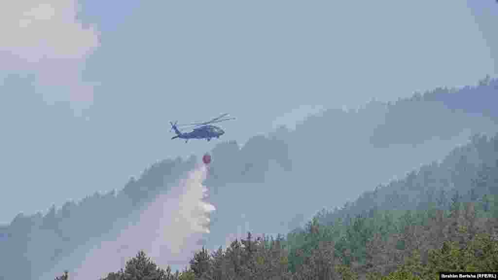 Një helikopter duke hedhur ujë nga ajri për të shuar zjarret në Prevallë, një vendpushim skijimi dhe fshat turistik, i cili gjatë gushtit u përfshi nga disa vatra zjarri si pasojë e temperaturave të larta.