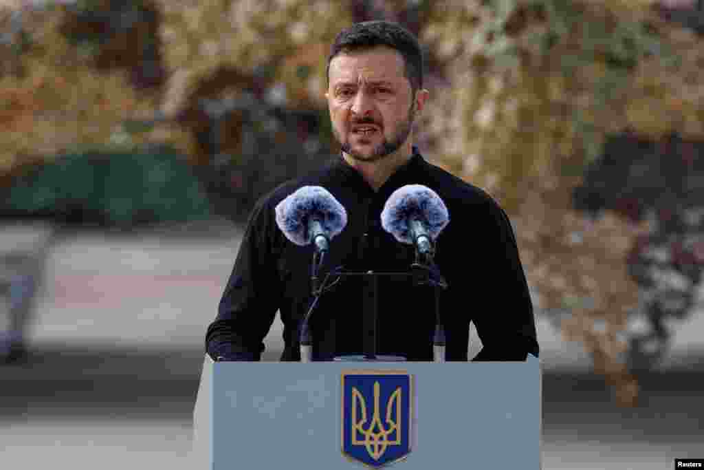 Volodimir Zelenszkij az ukrán légierő napja alkalmából tartott ünnepségen mondott beszédet az F–16-osok melletti pódiumról