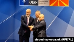 Albanski premijer Edi Rama, generalni sekretar NATO-a Jens Stoltenberg i premijer Sjeverne Makedonije Dimitar Kovačevsku u Skoplju, 22. novembra 2023.