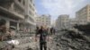 Palestinezët ikin nga zona pas sulmeve ajrore izraelite në xhaminë Sousi në qytetin Gaza, 9 tetor 2023.