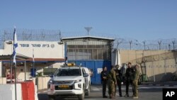 Илустрација, израелски војници стојат во близина на воениот затвор во Ерусалим