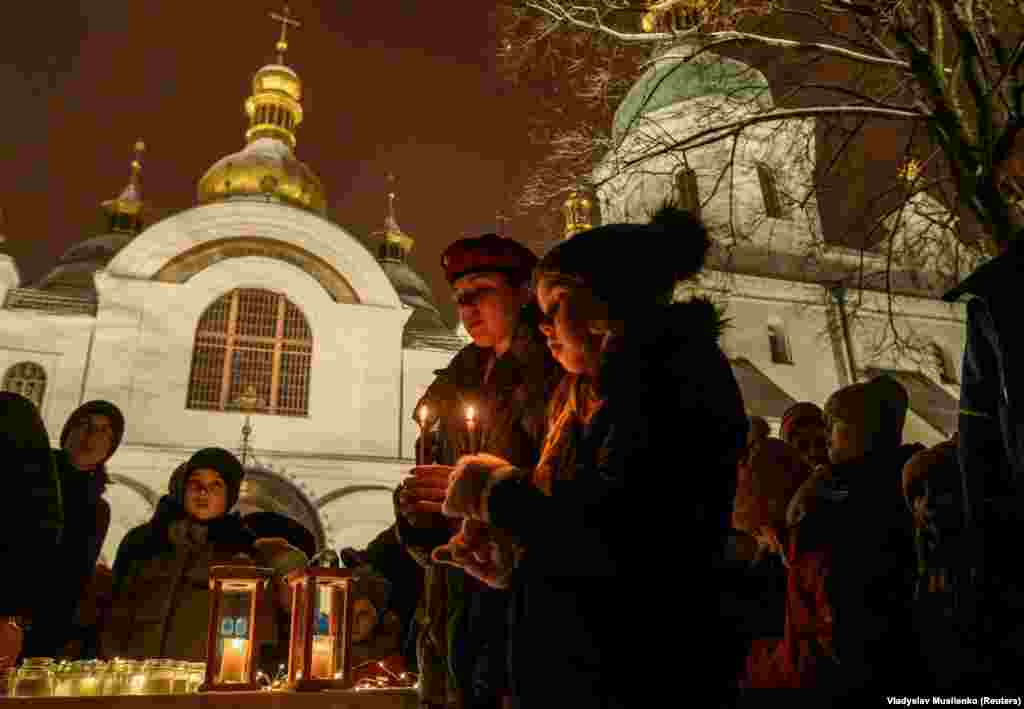 До України вогонь миру прибув із Відня. Далі члени найбільшої скаутської організації України «Пласт» доставлять його залізницею до 24-ьох станцій. Звідти вогонь розповсюдять по всій Україні. 