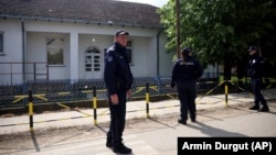 Policajci pored školskog dvorišta u selu Dubona nakon ubistva, 50-ak kilometara južno od Beograda, maj 2023.