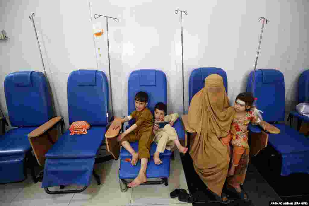 Copii pakistanezi care suferă de talasemie primesc transfuzii de sânge la un centru medical al Fundației Frontier din Peshawar.