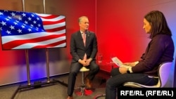 În interviul pentru Europa Liberă România, John Gimbel, consulul general al Ambasadei SUA la București, a remarcat că România încă nu îndeplinește cel mai important criteriu pentru renunțarea la viză – anume ca procentul cererilor de viză respinse să fie sub 3%.