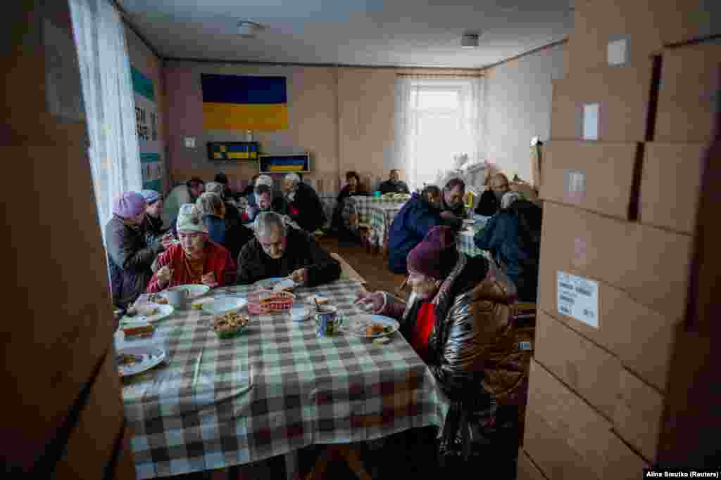 Dar și în adăposturi este frig. Persoanele strămutate se îmbracă cu haine groase în timp ce iau prânzul la cantină. 