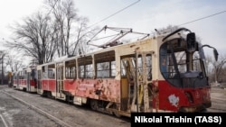 Пошкоджений трамвай у Маріуполі