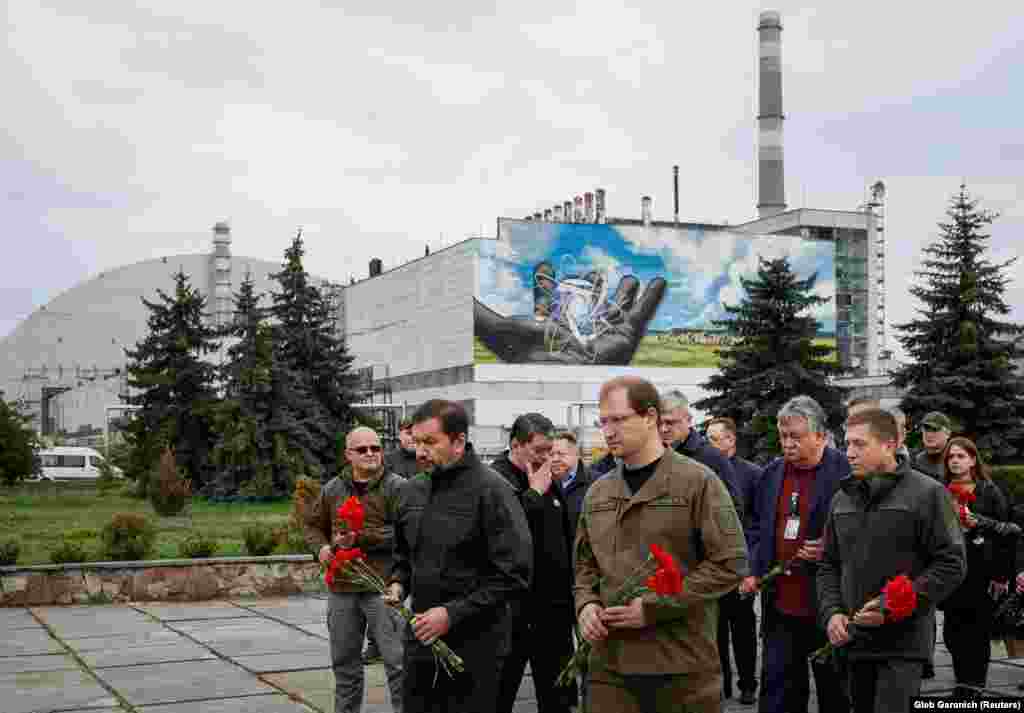 Міністр захисту довкілля та природних ресурсів України Руслан Стрілець (у центрі, в окулярах) та інші офіційні особи прибули на Чорнобильську АЕС, щоб вшанувати пам&rsquo;ять жертв аварії на ЧАЕС, сьогодні минуло рівно 37 років від цієї найбільшої ядерної трагедії. Чорнобиль, 26 квітня 2023 року. На початку повномасштабного вторгнення Росії в Україну ЧАЕС понад місяць була окупована російськими військами, перш ніж вони відступили наприкінці березня 2022 року