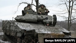 Українські військові на шведській БМП CV90 на Бахмутському напрямку, 27 листопада 2023 року