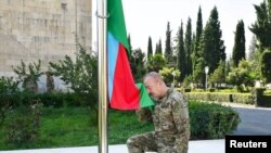 Președintele Azerbaidjanului, Ilham Aliev, participă la o ceremonie de arborare a drapelului în orașul Aghdara, cunoscut sub numele de Martakert de armeni, 15 octombrie 2023.
