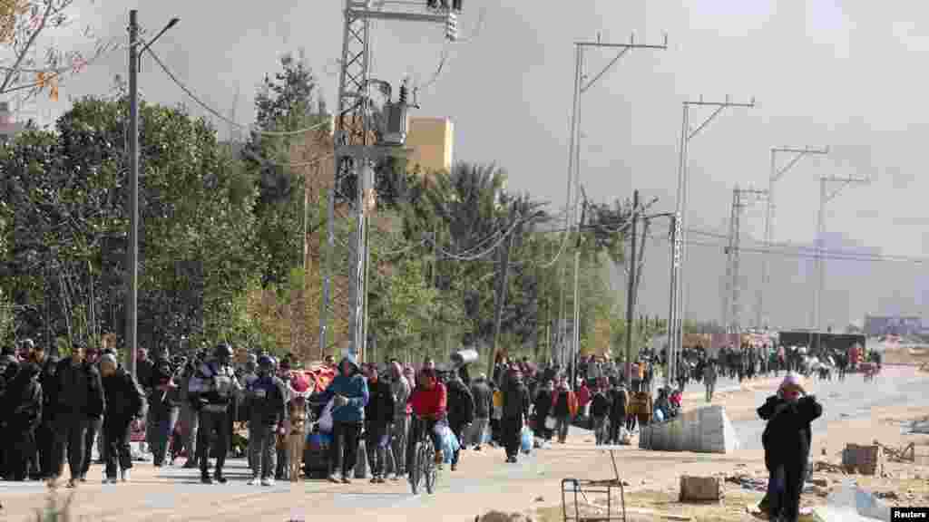Palesztinok vonulnak a határ menti Rafah felé. A felvétel január 25-én készült. A gázaiak autóval, szekérrel és gyalog kezdtek újra menekülni Hán Júniszból, miután január 22-én az izraeli csapatok benyomultak a város nyugati részébe, és megrohamoztak egy kórházat, egy másikat pedig ostrom alá vettek, és elvágták a sebesülteket a traumatológiai ellátástól