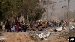 Palestinienii fug în sudul Fâșiei Gaza, după bombardamentele israeliene de pe 18 noiembrie 2023.