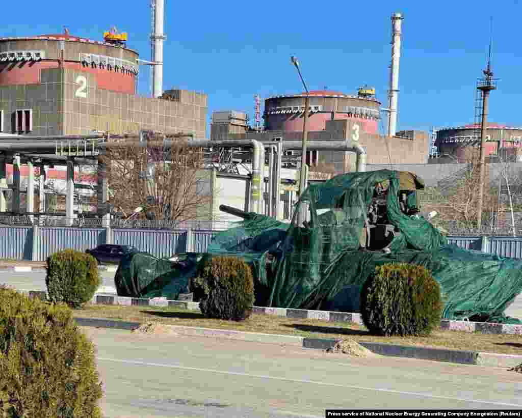 Një tank rus brenda hapësirave të centralit në zaporizhja më 16 mars 2022. Objekti ukrainas u kap nga forcat ruse që avanconin, vetëm disa ditë pasi nisi pushtimi në shkallë të plotë nga Kremlini në Ukrainë më 24 shkurt 2022.