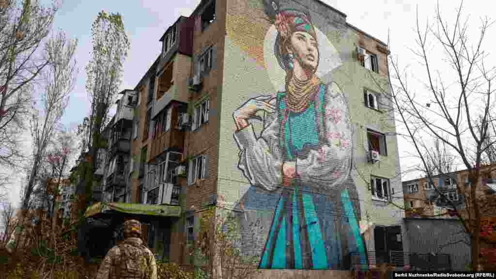 Falfestmény Avgyijivkában 2023 novemberében. A háborús üzenetek egyik eszköze Kijevben is a graffiti