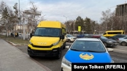 "Оппозиция митингісі өтеді" деген аумақта тұрған полиция көлігі мен газель. Астана, 25 қараша 2023 жыл.