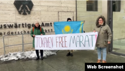 "Тоқаев, Жыланбаевты босат" деп Германия СІМ алдында плакат ұстап тұрған қазақ белсенділері. Берлин, 16 қаңтар 2024 жыл.