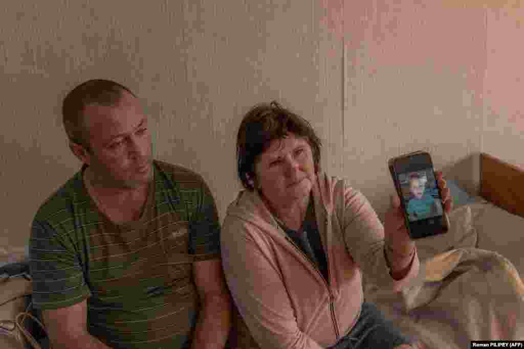 În centrul de refugiați, Ghennadi Grîțkov, în vârstă de 43 de ani, stă alături de mama sa, Liubov Sîtnikova care ne arată pe telefon o fotografie a nepotului ei de 6 ani, Nazar, care a fost ucis luna trecută în timpul bombardamentelor rusești din regiunea Herson. Nepotul ei de 13 ani a fost, de asemenea, rănit. Ei locuiesc acum în locul unui fost internat din Nikolaev. „Trebuia să sărbătorim ziua de naștere a fiului meu în acea zi. Nepotul meu îmi spusese că vrea să meargă la școală, că vrea să învețe să scrie. Nu a mai apucat să meargă”, spunea ea, în lacrimi.