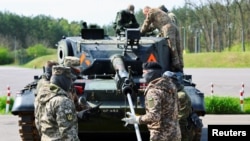 Українські військові проводять технічне обслуговування танка Leopard, фото ілюстративне