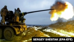 Українські військові ведуть вогонь із зенітної установки по позиціях армії РФ поблизу Бахмуту на Донеччині, 4 лютого 2023 року