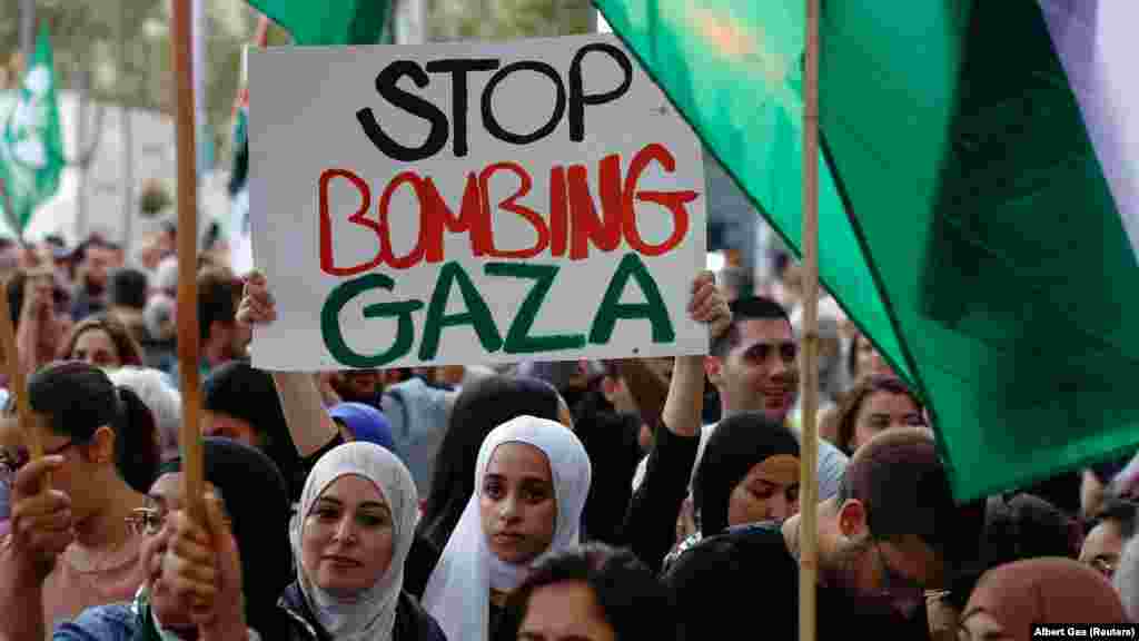 Natpis "Stop bombardovanju Gaze" na propalestinskom protestu u Barseloni nakon što je Izrael pokrenuo vazdušne i artiljerijske udare na pojas Gaze u odgovoru na napad Hamasa, 11. oktobar 2023.